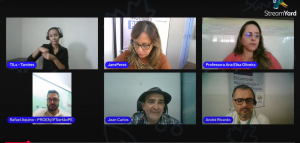 Print da tela do YouTube com seis janelas de participantes dispostas três superiores, lado a lado, e três inferiores, lado a lado