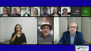 Na tela, na posição principal, à esquerda a intérprete de Libras, à ao centro o Reitor do IFSertãoPE, Jean Carlos, e à direita o Diretor de Fomento do Ministério do MEMP, Marcelo Strama.